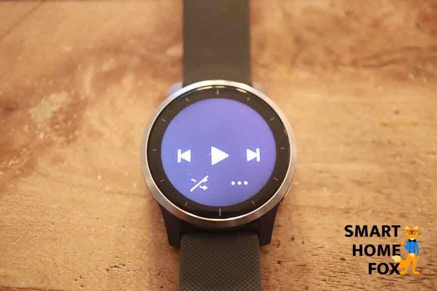 Man sieht, wie man mit der vivoactive 4 Musik hören kann. 